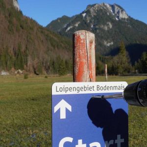 08_loipenschild_anschrauben_im_gelaende