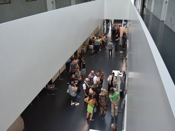 Das Foyer des Kunststoffcampus bayern in Weißenburg ist gut gefüllt mit interessierten Besucherinnen und Besuchern.